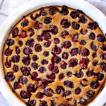 tarte aux cerises sur une nappe quadrillée