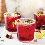 feestelijke mocktail met cranberry's en soda