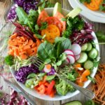 salade avec des carottes, avocat, tomate