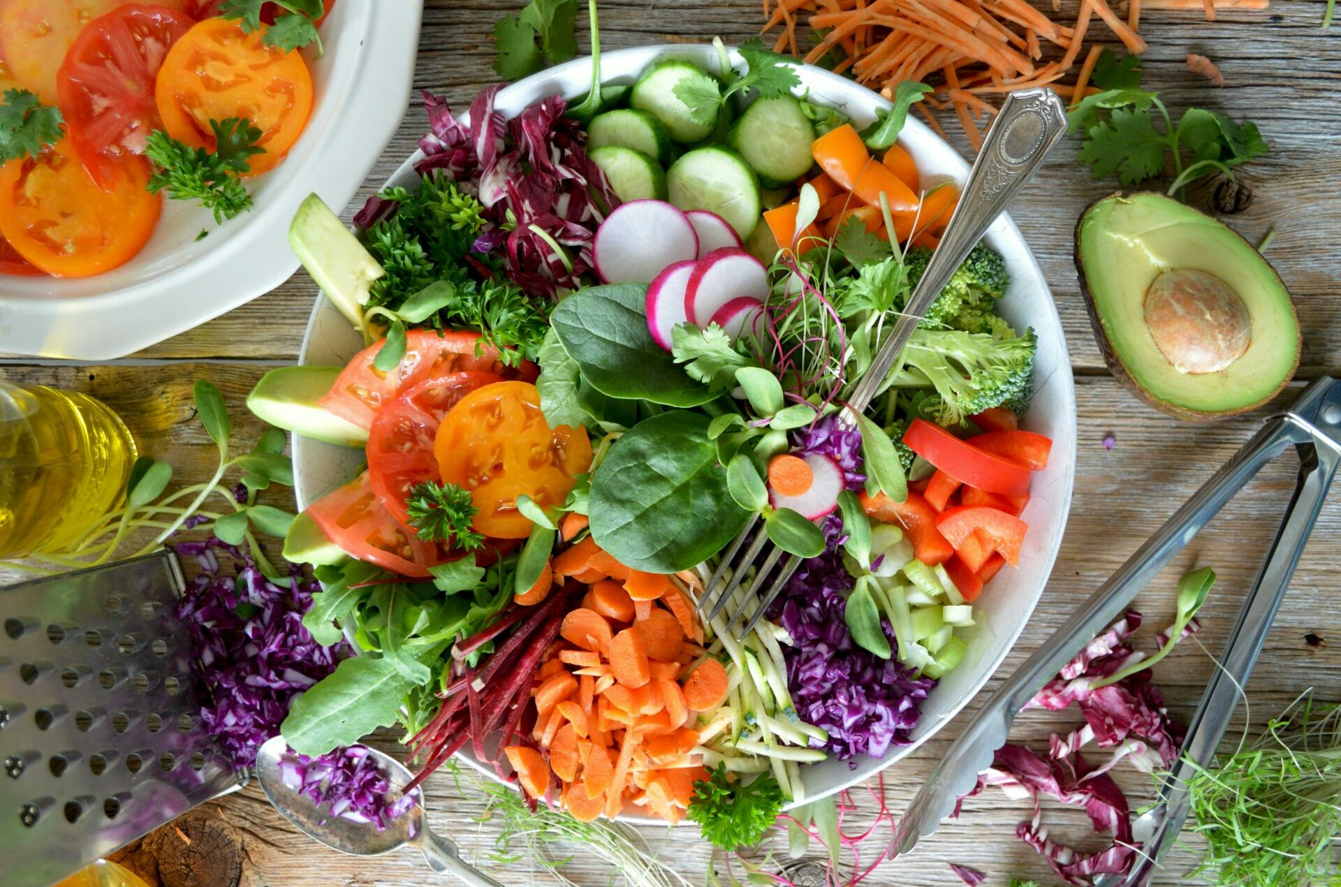 Explorez les saveurs du printemps avec nos salades vibrantes
